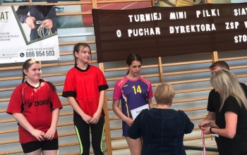 Powiększ obraz: I Międzygminny Turniej Mini Piłki Siatkowej Dziewcząt i Chłopców o Puchar Dyrektora ZSP w Stopnicy